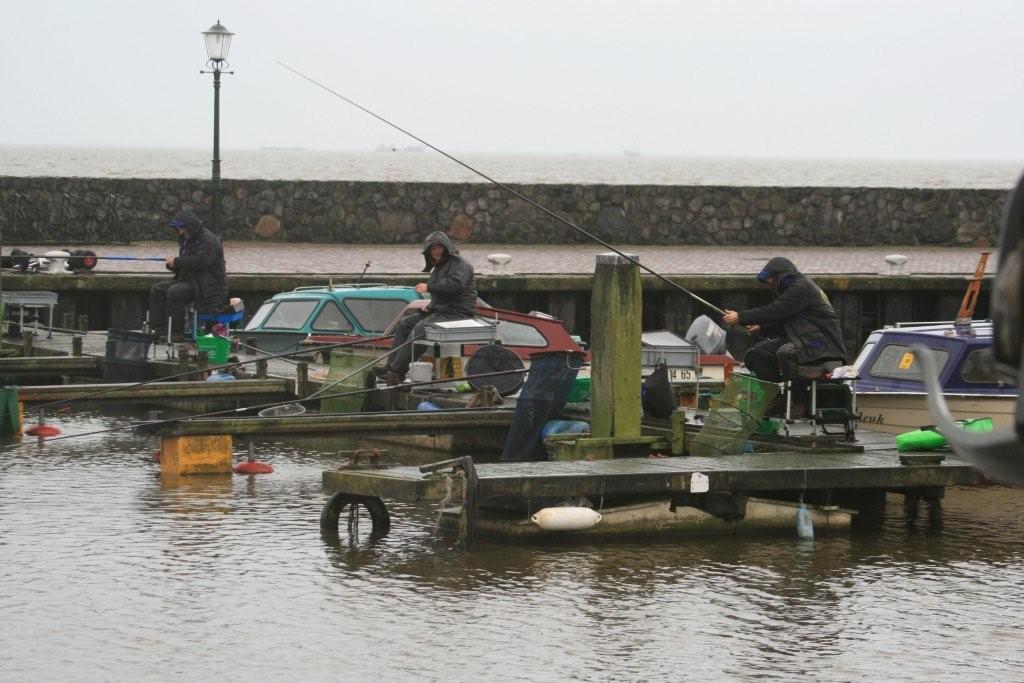 Op de stijger in de regen in Urk