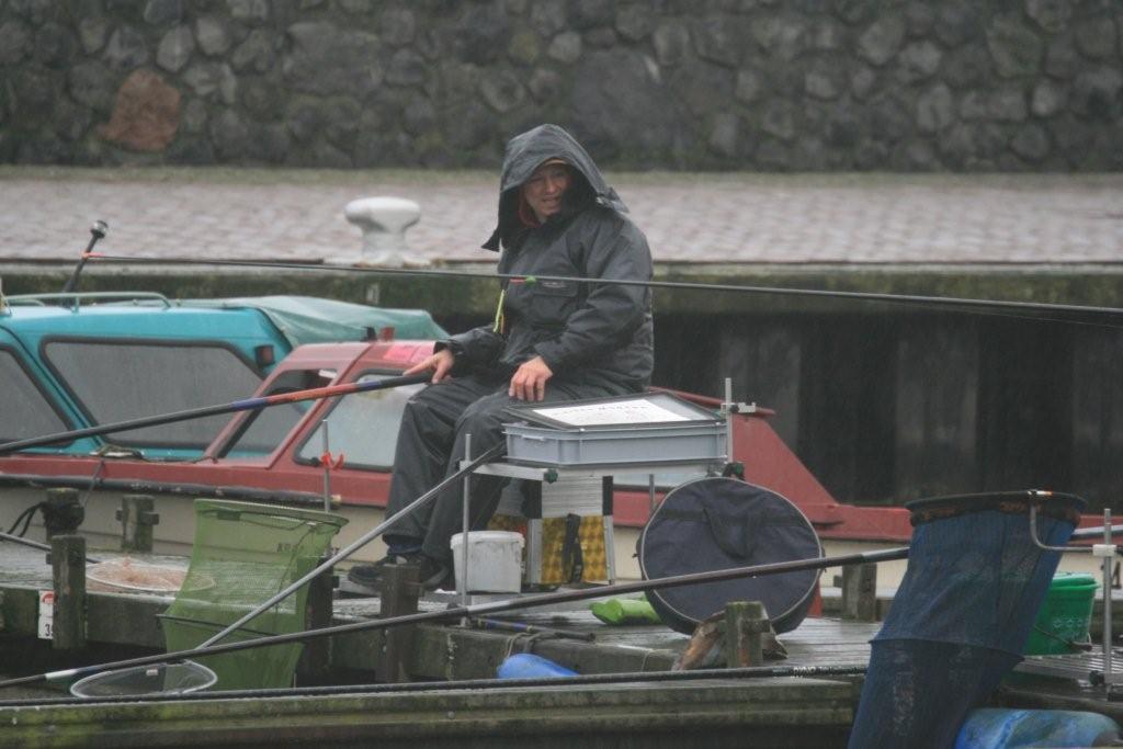 André in de regen op de steiger